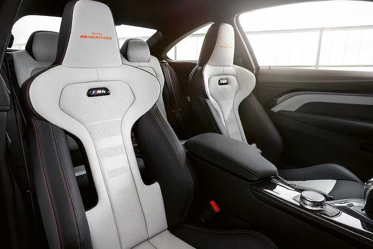 Cuối cùng, da Đỏ / Đen với chỉ khâu tương phản màu đỏ được dành riêng cho M4 với ngoại thất Imola Red II. Tất cả chúng đều có ghế ngồi bọc chất da Merino Leather M Sport và bệ cửa đánh số thứ tự sản xuất