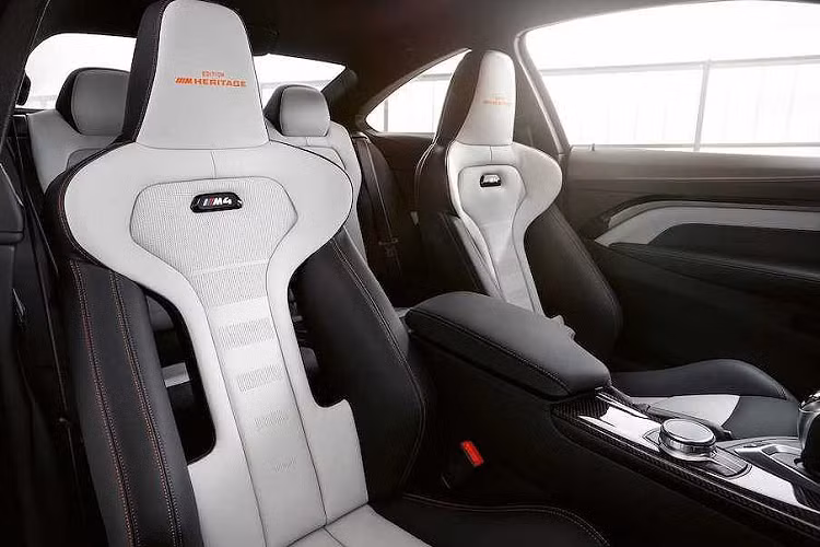 Cuối cùng, da Đỏ / Đen với chỉ khâu tương phản màu đỏ được dành riêng cho M4 với ngoại thất Imola Red II. Tất cả chúng đều có ghế ngồi bọc chất da Merino Leather M Sport và bệ cửa đánh số thứ tự sản xuất