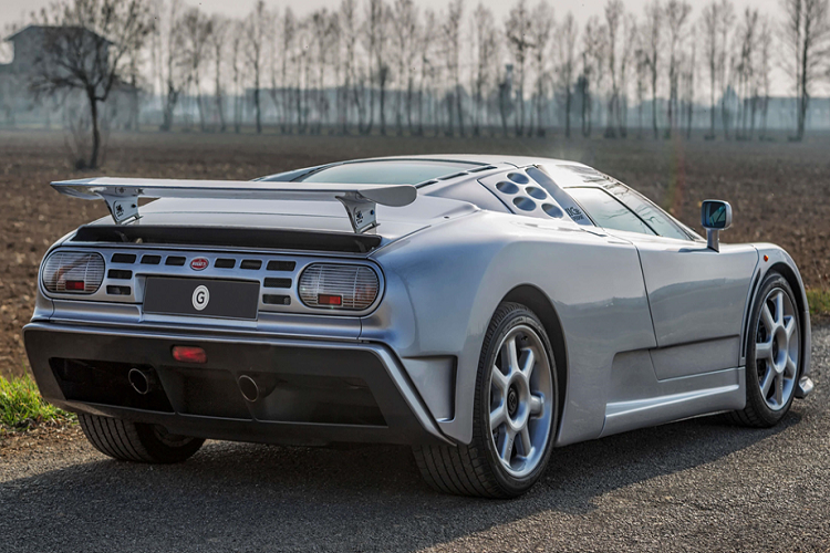 Siêu xe Bugatti EB110 được đánh giá là sở hữu thiết kế đầy đột phá nhưng lại rất yểu mệnh. Ở thời điểm ra mắt vào năm 1991, EB110 được coi là siêu xe đi trước thời đại nếu nhìn vào bảng thông số kỹ thuật.