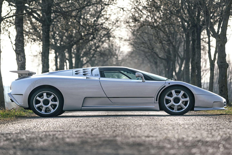 Thông tin EB110 chuẩn bị được hồi sinh với một tên gọi và hình dạng mới rất được người hâm mộ đón chờ. Nhiều khả năng siêu xe mới của Bugatti sẽ được trang bị khối động cơ tương tự hai người anh em Chiron và Divo. Đó là động cơ W16 8.0L đi kèm 4 bộ tăng áp, cho công suất 1.500 mã lực và mô-men xoắn 1.600 Nm.