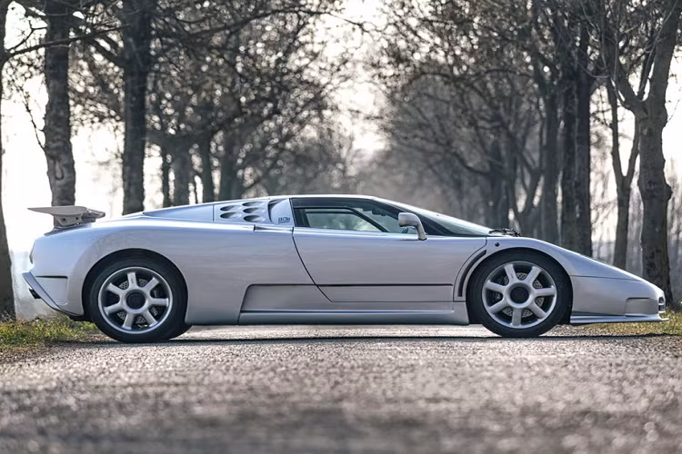 Thông tin EB110 chuẩn bị được hồi sinh với một tên gọi và hình dạng mới rất được người hâm mộ đón chờ. Nhiều khả năng siêu xe mới của Bugatti sẽ được trang bị khối động cơ tương tự hai người anh em Chiron và Divo. Đó là động cơ W16 8.0L đi kèm 4 bộ tăng áp, cho công suất 1.500 mã lực và mô-men xoắn 1.600 Nm.