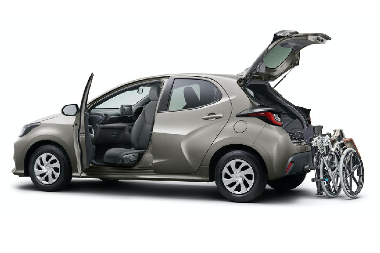 Đặc biệt hơn, Yaris mới là chiếc Toyota cỡ nhỏ đầu tiên sử dụng hệ dẫn động điện E-Four 4WD tuy nhiên chỉ xuất hiện trên biến thể hybrid. Ngoài ra, các khách hàng Nhật Bản của biến thể sử dụng động cơ truyền thống cũng có thể mua thêm tùy chọn 4WD từ Tháng 4/2020.