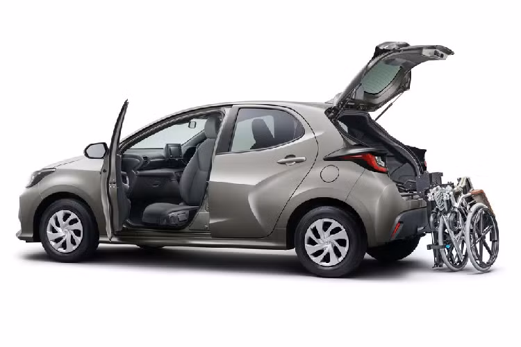 Đặc biệt hơn, Yaris mới là chiếc Toyota cỡ nhỏ đầu tiên sử dụng hệ dẫn động điện E-Four 4WD tuy nhiên chỉ xuất hiện trên biến thể hybrid. Ngoài ra, các khách hàng Nhật Bản của biến thể sử dụng động cơ truyền thống cũng có thể mua thêm tùy chọn 4WD từ Tháng 4/2020.