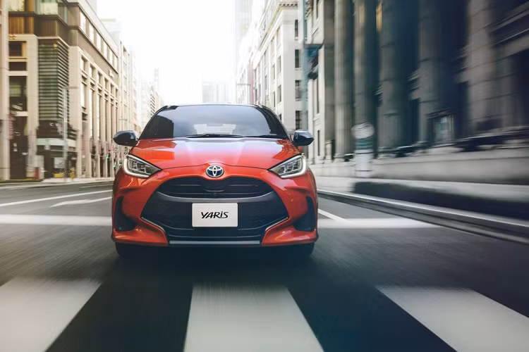 Theo nhà sản xuất ôtô Nhật Bản, cấu trúc mới trên Yaris sẽ mang tới một khả năng vào cua lanh lợi, cảm giá lái êm ái đi kèm với những công nghệ an toàn tiên tiến nhất. Hơn nữa, Yaris mới còn vượt trội hơn ở khả năng tiết kiệm nhiên liệu khi sử dụng hệ dẫn động hybrid thế hệ mới dựa trên động cơ Dynamic Force 1.5 lít 3 xy lanh.