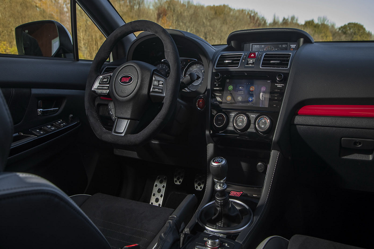 Từ đằng sau, cánh gió thấp sơn cùng màu xe ở các phiên bản tiêu chuẩn được thay thế bằng loại cánh lớn làm từ carbon nhẹ. Cụm lưới tản nhiệt được sơn đen với đường chỉ đỏ nổi bật, logo ‘’STI’’ được thay thế bằng ‘’S209’’.