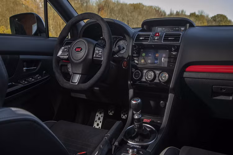 Từ đằng sau, cánh gió thấp sơn cùng màu xe ở các phiên bản tiêu chuẩn được thay thế bằng loại cánh lớn làm từ carbon nhẹ. Cụm lưới tản nhiệt được sơn đen với đường chỉ đỏ nổi bật, logo ‘’STI’’ được thay thế bằng ‘’S209’’.