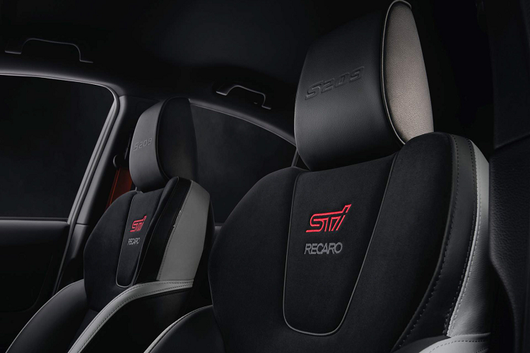 ‘’Dàn chân’’ STI S209 sử dụng mâm 19 inch BBS (Đức) 19 x 9 sử dụng vỏ Dunlop GT600A (265/35R19), ‘’heo’’ Brembo 6 piston ở bánh trước và 2 piston phía sau. Lắp phuộc Bilstein® được phát triển đặc biệt cho xe, khung gầm của S209 cũng được cải thiện độ nhằm tăng sự ổn định khi vào cua, và tăng khả năng xử lý linh hoạt hơn trước. Ngoài ra, S209 còn có thêm khe gió thông hơi gắn trên chắn bùn phía trước giúp tăng hiệu quả làm mát động cơ