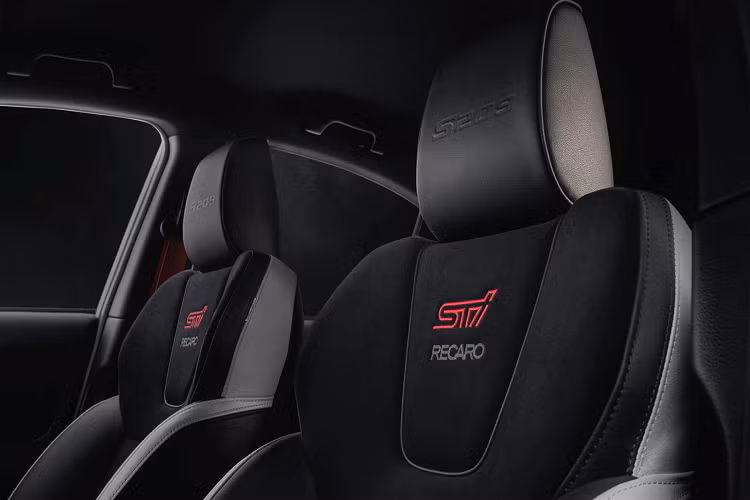 ‘’Dàn chân’’ STI S209 sử dụng mâm 19 inch BBS (Đức) 19 x 9 sử dụng vỏ Dunlop GT600A (265/35R19), ‘’heo’’ Brembo 6 piston ở bánh trước và 2 piston phía sau. Lắp phuộc Bilstein® được phát triển đặc biệt cho xe, khung gầm của S209 cũng được cải thiện độ nhằm tăng sự ổn định khi vào cua, và tăng khả năng xử lý linh hoạt hơn trước. Ngoài ra, S209 còn có thêm khe gió thông hơi gắn trên chắn bùn phía trước giúp tăng hiệu quả làm mát động cơ