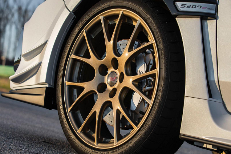 Phiên bản đặc biệt này chỉ có 2 lựa chọn màu sơn: Xanh Dương (World Rally Blue Pearl) và Trắng (Crystal White Pearl).