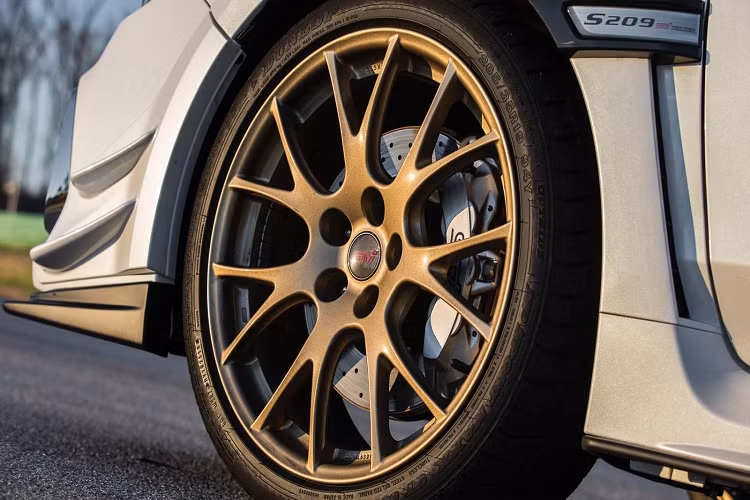 Phiên bản đặc biệt này chỉ có 2 lựa chọn màu sơn: Xanh Dương (World Rally Blue Pearl) và Trắng (Crystal White Pearl).