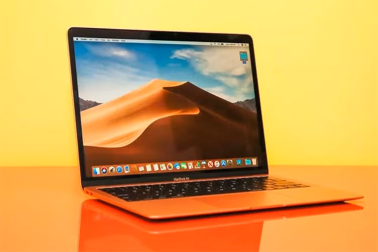 MacBook Pro 16 inch - Nguồn tin từ Digitimes cho biết MacBook Pro 16 inch sẽ có kích thước tổng thể tương đương với những thiết bị 15 inch hiện tại. Điều này có được nhờ việc giảm kích thước viền màn hình. Nhà phân tích Ming-Chi Kuo cũng tiết lộ đây sẽ là model đầu tiên không sử dụng bàn phím cánh bướm. Thay vào đó, máy sẽ được trang bị một loại bàn phím mới cho độ bền và cảm giác sử dụng tốt hơn. 