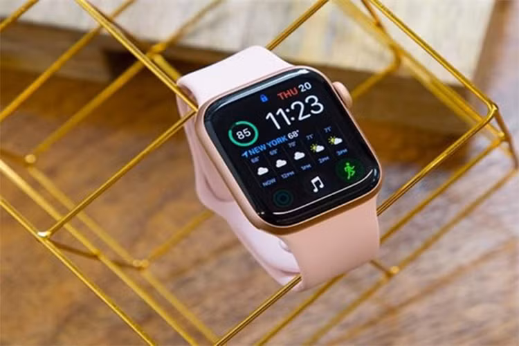 Apple Watch 5 - Nguồn tin từ Bloomberg cho biết Apple Watch 5 sẽ không có nhiều thay đổi về thiết kế so với thiết bị tiền nhiệm. Thay vào đó, hãng sẽ tập trung cải tiến các tính năng và thời lượng sử dụng pin trên mẫu đồng hồ này. Tờ Economic Daily News của Trung Quốc tiết lộ, màn hình trên Apple Watch 5 sẽ sử dụng công nghệ micro LED mới, cho phép tiết kiệm năng lượng tốt hơn.