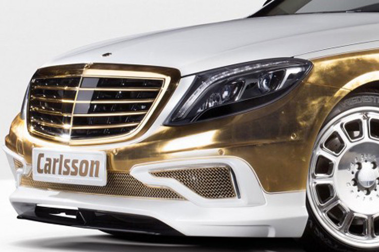 Sau đó bề mặt được trải qua một công đoạn sấy khô và xử lý đặc biệt. Việc dát vàng tiếp tục được Carlsson tiến hành ở các chi tiết nội thất xe, từ các nút phím trên vô-lăng hay bảng điều khiển trung tâm, nắp mặt loa... Tính riêng lượng vàng dùng cho trang trí nội thất xe đã có trị giá tương đương 12.000 euro và thực hiện mất hơn 100 giờ công..