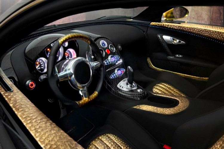 Bước vào bên trong cũng có nhiều chi tiết bằng vàng. Toàn bộ cabin là sự kết hợp giữa màu vàng lấp lánh và chất liệu sợi carbon cũng như da cao cấp. Những dải trang trí trên cửa và bảng điều khiển trung tâm đều được làm từ vàng bắt mắt.