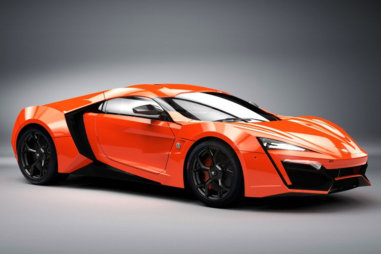 Lykan Hypersport gây choáng ngợp ngay từ ánh nhìn đầu tiên với hệ thống đèn pha dạng LED nạm 420 viên kim cương đắt giá với khối lượng 15 carat. Bên cạnh đó, W Motors còn nâng tầm đẳng cấp của Hypersport bằng cách sử dụng chỉ thêu mạ vàng cho các chi tiết nhỏ bên trong khoang nội thất của xe.