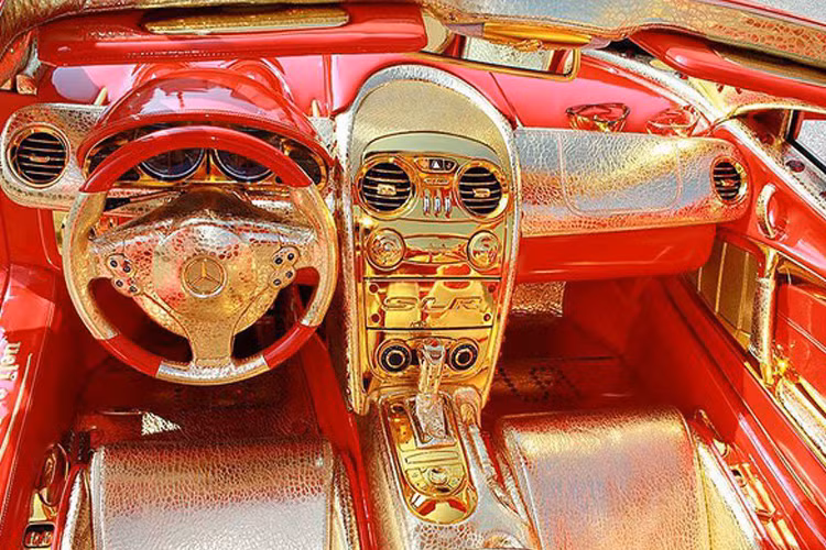 Toàn bộ nội thất bên trong xe được phủ kín bằng vàng 24k khiến người xem không khỏi lóa mắt.