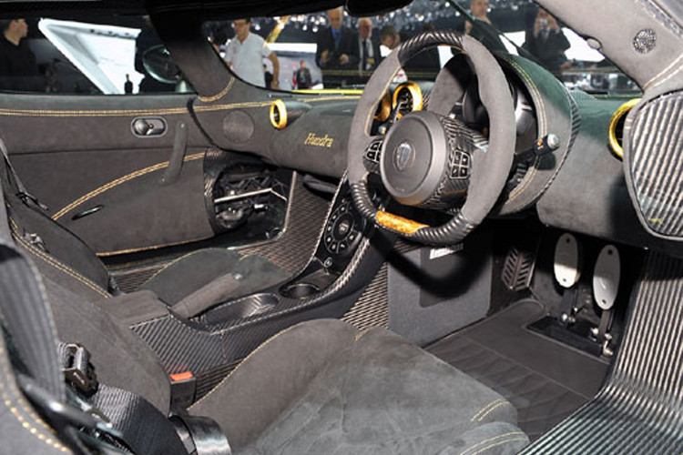 Nội thất toát lên phong thái quý tộc với da bọc Alcantara cao cấp, các chi tiết bằng sợi carbon và vàng carat, những đường chỉ khâu màu vàng ở ghế và táp-lô.