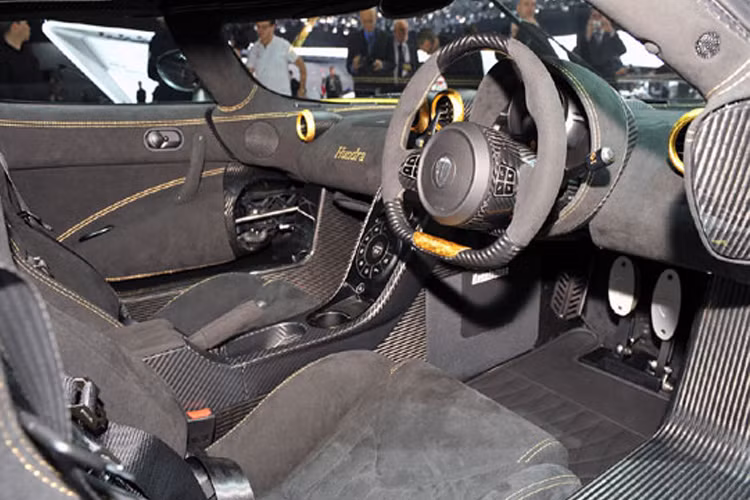 Nội thất toát lên phong thái quý tộc với da bọc Alcantara cao cấp, các chi tiết bằng sợi carbon và vàng carat, những đường chỉ khâu màu vàng ở ghế và táp-lô.