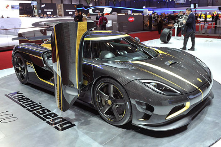 Siêu xe dát vàng Koenigsegg Agera S Hundra được sản xuất theo đơn đặt hàng riêng, sở hữu những chi tiết được dát vàng 24k sang trọng. Agera S Hundra sở hữu thân hình làm từ sợi carbon, các chi tiết trên xe được thực hiện bởi bàn tay điêu luyện của các nghệ nhân, dát vàng 24k, mang lại sự hài hòa giữa nét hiện đại và cổ điển.