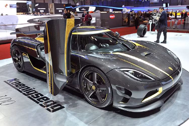 Siêu xe dát vàng Koenigsegg Agera S Hundra được sản xuất theo đơn đặt hàng riêng, sở hữu những chi tiết được dát vàng 24k sang trọng. Agera S Hundra sở hữu thân hình làm từ sợi carbon, các chi tiết trên xe được thực hiện bởi bàn tay điêu luyện của các nghệ nhân, dát vàng 24k, mang lại sự hài hòa giữa nét hiện đại và cổ điển.