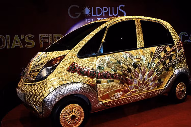 Tata Nano là một trong những xế hộp rẻ nhất thế giới với mức giá chỉ 3.360 USD tại Ấn Độ. Công ty trang sức GoldPlus đem dát 67.5kg vàng 22 cara, 12,6 kg bạc và vô số đá quý khác lên chiếc xe rẻ nhất thế giới này. Kết quả là chiếc xe có giá 4.570.000 USD. Và người ta vẫn đang chờ đợi sự giải thích có lý nhất của nhà sản xuất cho chiếc xe đắt đỏ này.