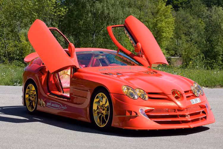 Mercedes SLR McLaren sơn đỏ là một trong những siêu xe dát vàng nhiều nhất từng thấy. Xe mang tên McLaren SLR 999 Red Gold Dream. Hãng chịu trách nhiệm là Ueli Anliker Design của Thụy Sĩ.