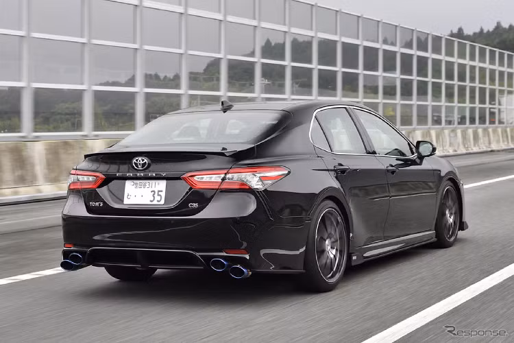 Tại Nhật Bản, giá xe Toyota Camry C35 bán ra khoảng 6.500.000 yên (tương đương 1,4 tỷ đồng). Xe dự kiến sẽ được công bố vào ngày 27/7 sắp tới.