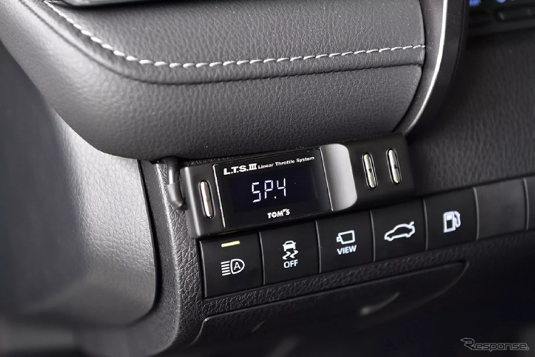 Mặc dù sức mạnh “zin”, nhưng ngoại hình của chiếc Toyota Camry độ C35 mới này đã được thay đổi bao gồm: bộ bodylips cho xe bao gồm ở cản trước, ốp hông và bộ khuếch tán khí động học ở phía sau. “Dàn chân” cũng được thay đổi với bộ mâm nhôm 19 inch “TH01“ mới.