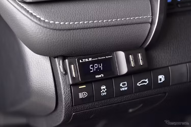 Mặc dù sức mạnh “zin”, nhưng ngoại hình của chiếc Toyota Camry độ C35 mới này đã được thay đổi bao gồm: bộ bodylips cho xe bao gồm ở cản trước, ốp hông và bộ khuếch tán khí động học ở phía sau. “Dàn chân” cũng được thay đổi với bộ mâm nhôm 19 inch “TH01“ mới.