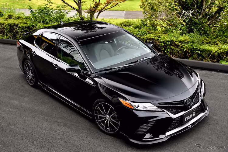 Hãng TOM'S không can thiệp vào phần cứng của động cơ V6 3.5L có công suất 296 mã lực và mô-men xoắn 362 Nm đi cùng với hộp số tự động tám cấp (8AT) và hệ dẫn động cầu trước (FWD).