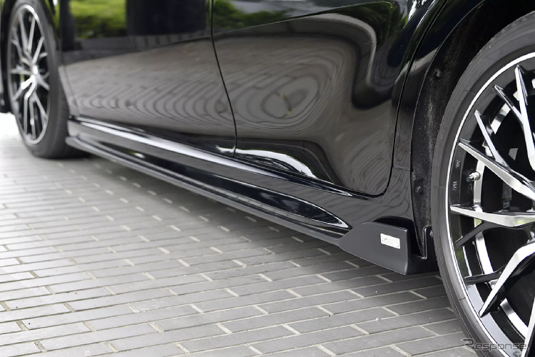 Phần cản trước được tạo hình mới và chia hốc khoan hút gió thành 3 khu rõ rệt, còn ở chiếc xe nguyên bản phần này sẽ được kéo dài về hai bên. Lưới tản nhiệt cũng được thay đổi để phù hợp với bộ bodykit trước. 