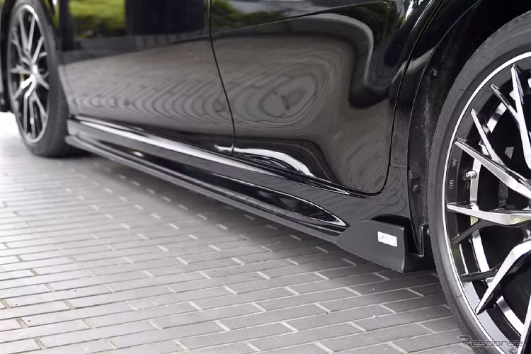 Phần cản trước được tạo hình mới và chia hốc khoan hút gió thành 3 khu rõ rệt, còn ở chiếc xe nguyên bản phần này sẽ được kéo dài về hai bên. Lưới tản nhiệt cũng được thay đổi để phù hợp với bộ bodykit trước. 