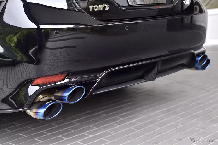 Ngoài ra, xe còn được thay đổi hệ thống ống xả TOM'S Barrel mới với ống xả hình thang lấy cảm hứng từ xe Lexus, điều chỉnh hệ thống treo cứng hơn, cũng như hạ thấp chiều cao của xe.