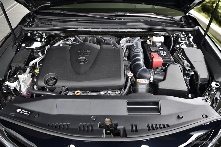 Về cơ bản, TOM'S đã trang bị lọc gió “SUPERRAMⅡ” mới cho xe, và cảm biến chân ga (Throttle controller) “L.T.S.Ⅲ” cho phép người lái điều chỉnh độ nhạy của chân ga. Ngoài ra, xe còn có hệ thống ống xả TOM'S Barrel mới với ống xả hình thang lấy cảm hứng từ xe Lexus, điều chỉnh hệ thống treo cứng hơn, cũng như hạ thấp chiều cao của xe.