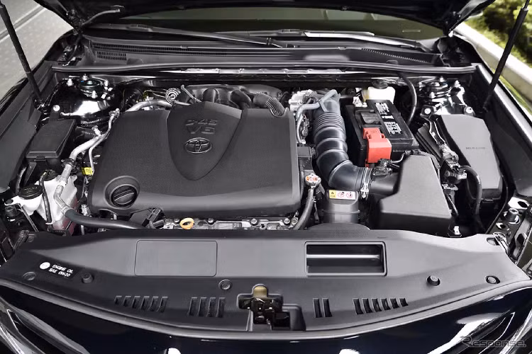 Về cơ bản, TOM'S đã trang bị lọc gió “SUPERRAMⅡ” mới cho xe, và cảm biến chân ga (Throttle controller) “L.T.S.Ⅲ” cho phép người lái điều chỉnh độ nhạy của chân ga. Ngoài ra, xe còn có hệ thống ống xả TOM'S Barrel mới với ống xả hình thang lấy cảm hứng từ xe Lexus, điều chỉnh hệ thống treo cứng hơn, cũng như hạ thấp chiều cao của xe.