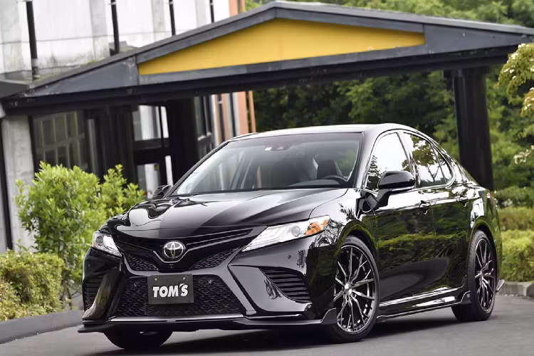 Chiếc xe Toyota Camry mới mang tên “C35” này là một sản phẩm của hãng độ Tomsracing (TOM'S) của Nhật Bản, khi xe được tuỳ chỉnh và vô nhiều “đồ chơi” từ hãng. Đáng lưu ý, bản độ Camry “C35” này dựa trên Camry Mỹ lắp máy V6 3.5L N/A.