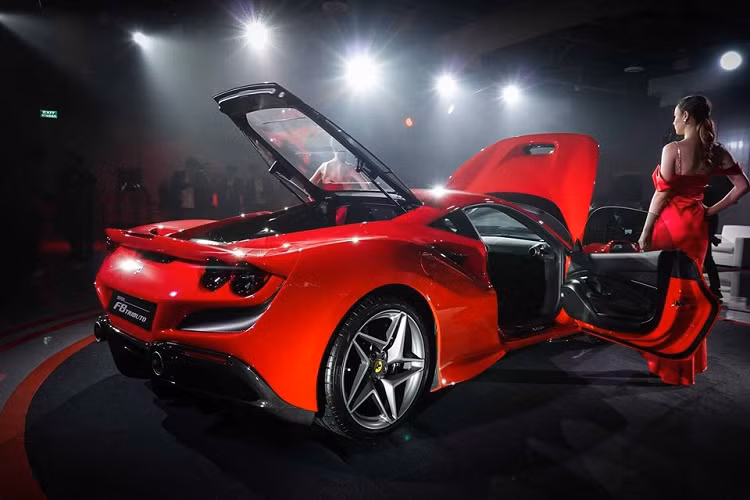 Lý do cho việc giới thiệu Ferrari F8 Tributo khá trễ tại thị trường Thái Lan đến từ việc kỷ niệm 10 năm thành lập Cavallino Motors, nhà nhập khẩu chính thức của hãng Ferrari tại Thái Lan.