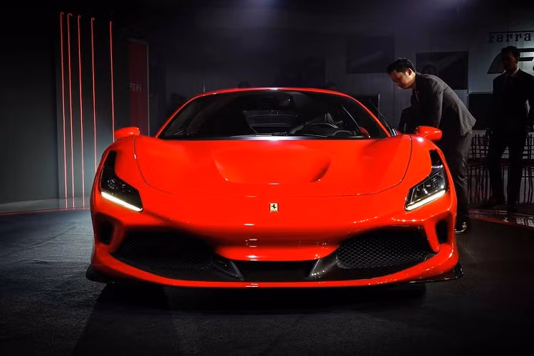 Vào tối hôm qua, ngày 7/11/2019 vừa qua, giới nhà giàu Thái Lan đã được giới thiệu siêu xe Ferrari F8 Tributo. Chiếc xe ra mắt ở Thái Lan cũng chính là mẫu xe Ferrari F8 Tributo trưng bày ở Việt Nam vào giữa tháng 10 vừa qua.