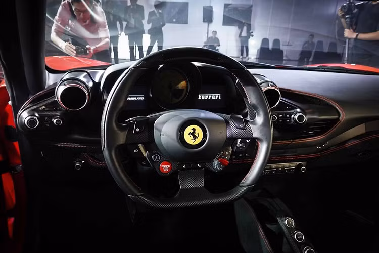 Nếu phần nắp capô của Ferrari 458 Italia trơn tru hơn, Ferrari 488 GTB có thêm 2 khe gió nhỏ, trên Ferrari F8 Tributo, hãng siêu xe Ý đặt một hốc gió khổng lồ vừa giải nhiệt cho xe cũng như tăng tính khí động học. Hốc gió này được ốp carbon. Nắp khoang động cơ của siêu xe Ferrari F8 Tributo được làm từ kính Lexan và có các cửa gió để giúp xe tản nhiệt tốt hơn.