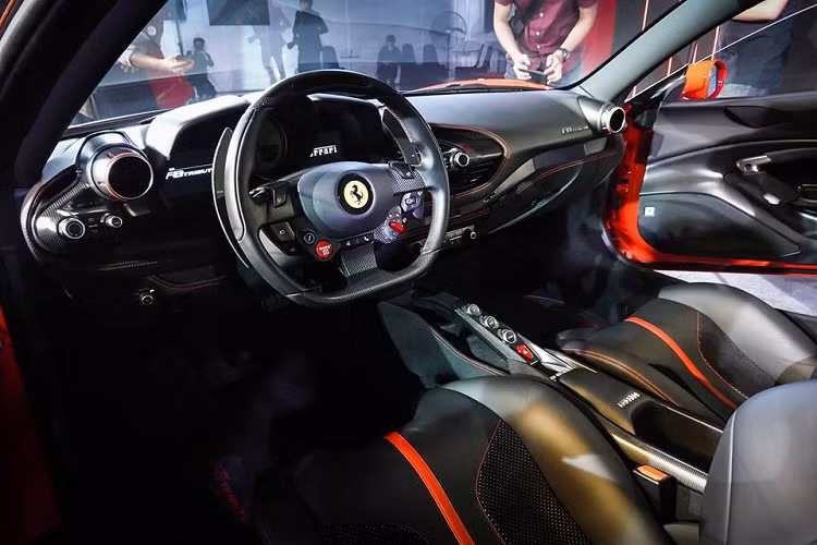 Thời gian giao hàng Ferrari F8 Tributo chính hãng tại Thái Lan dự kiến là đầu năm sau. Vẻ đẹp của siêu xe Ferrari F8 Tributo. Ferrari F8 Tributo được xem "là cầu nối tới một ngôn ngữ thiết kế mới". Mẫu xe này được sinh ra nhằm thay thế dòng siêu xe Ferrari 488 GTB và thừa hưởng nhiều thiết kế cũng như "nội công" từ mẫu xe hiệu suất cao Ferrari 488 Pista.