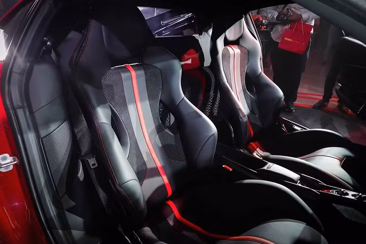 Đầu tiên chính là hốc gió S-Duct lấy cảm hứng từ xe Công thức 1 giống như Ferrari 488 Pista sở hữu. Tuy nhiên, hốc gió S-Duct trên Ferrari F8 Tributo đã được hãng siêu xe Ý thiết kế lại giúp tăng lực ép xuống mặt đường thêm 15% so với "đàn anh" 488 GTB.