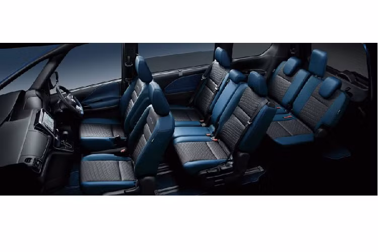 Đối với nội thất, bảng điều khiển của Serena 2020 được cập nhật, vải bọc ghế mới tùy từng biến thể. Khách hàng có thể nâng cấp lên loại bọc ghế không thấm nước.