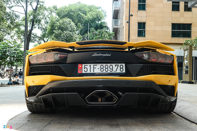 Lamborghini Aventador S trang bị động cơ hút khí tự nhiên V12 6.5L tương tự bản tiêu chuẩn. Tuy nhiên, động cơ này đã được tinh chỉnh để cho ra thêm 40 mã lực, đạt mức 740 mã lực và mô-men xoắn cực đại 690 Nm. Nhờ sức mạnh mới mà Aventador S còn được gắn với số hiệu LP740-4. 
