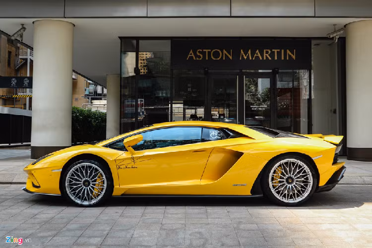Lamborghini Aventador S là bản nâng cấp của Aventador LP700-4. So với Aventador LP700-4, Aventador S được cải tiến đôi chút ở ngoại thất làm tăng tính khí động học. Phần cản trước được thiết kế lại, đường nét mềm mại hơn, hốc hút gió cũng được mở rộng. 
