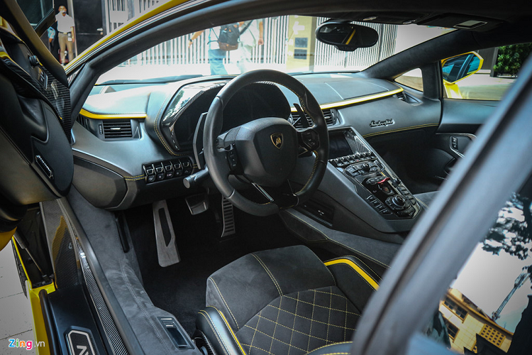 Bên trong cabin, nội thất của Aventador S được nâng cấp lại giao diện cho màn hình TFT LCD, trang bị AppleCarPlay. Khách hàng có thể tùy chọn thoải mái cho nội thất của Aventador S với chương trình Ad Personam của Lamborghini.