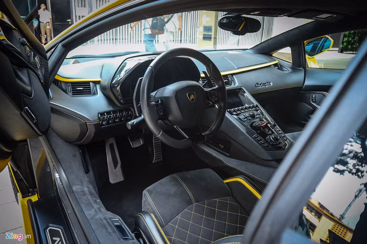 Bên trong cabin, nội thất của Aventador S được nâng cấp lại giao diện cho màn hình TFT LCD, trang bị AppleCarPlay. Khách hàng có thể tùy chọn thoải mái cho nội thất của Aventador S với chương trình Ad Personam của Lamborghini.