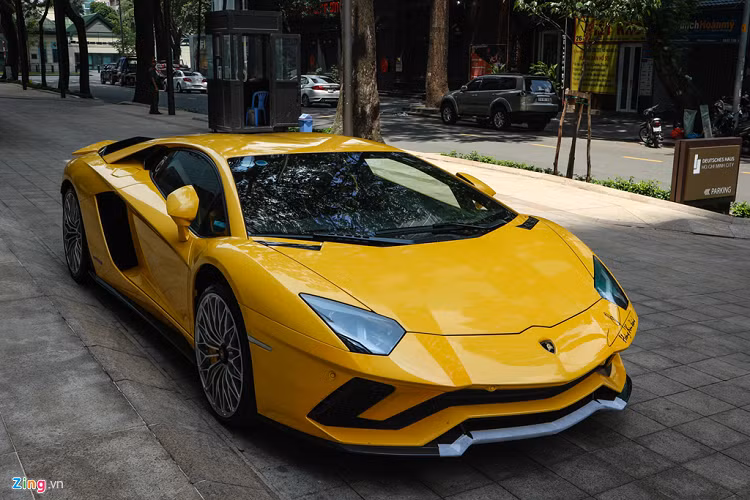 Lamborghini Aventador S tiền tỷ được đại gia thẩm mỹ đưa về Việt Nam vào cuối tháng 5/2017, chỉ 6 tháng sau khi ra mắt toàn cầu. Siêu xe được mua chính hãng tại đại lý Lamborghini Hà Nội. 