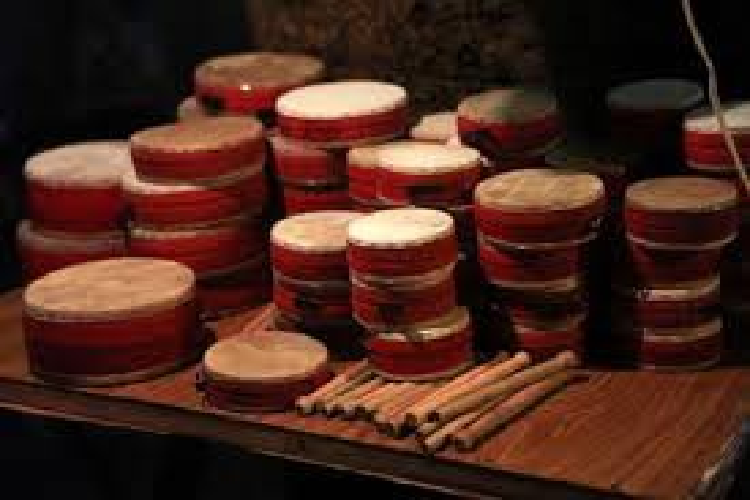 Trống ếch được bán khoảng 30.000 - 50.000 đồng một chiếc. Đây là một trong những món đồ chơi phát ra tiếng kêu "cắc, tùng" đặc trưng trong dịp Trung thu.