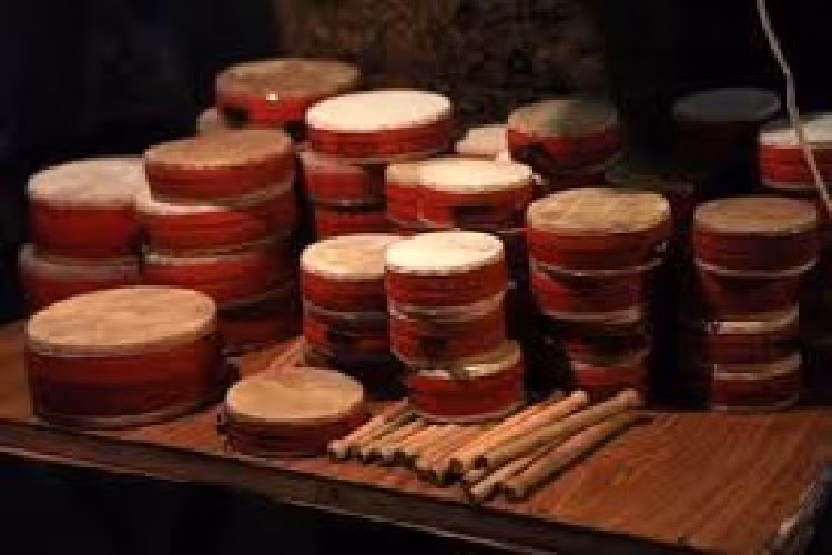 Trống ếch được bán khoảng 30.000 - 50.000 đồng một chiếc. Đây là một trong những món đồ chơi phát ra tiếng kêu "cắc, tùng" đặc trưng trong dịp Trung thu.