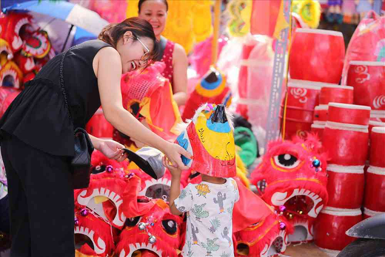 Đầu sư tử nhỏ (giá khoảng từ 30.000 - 50.000 đồng) vẫn gây được hứng thú cho các em nhỏ. Ảnh: Lao Động 